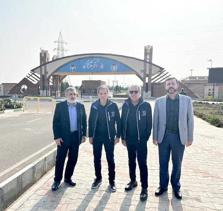 El Director General del Organismo Internacional de Energía Atómica (OIEA), Rafael Grossi, y el subdirector de la Organización de Energía Atómica de Irán, Behrouz Kamalvandi, se encuentran frente a las instalaciones de Fordow, cerca de Qom, provincia de Qom, Irán - PHOTO/ Organismo Internacional de Energía Atómica vía REUTERS