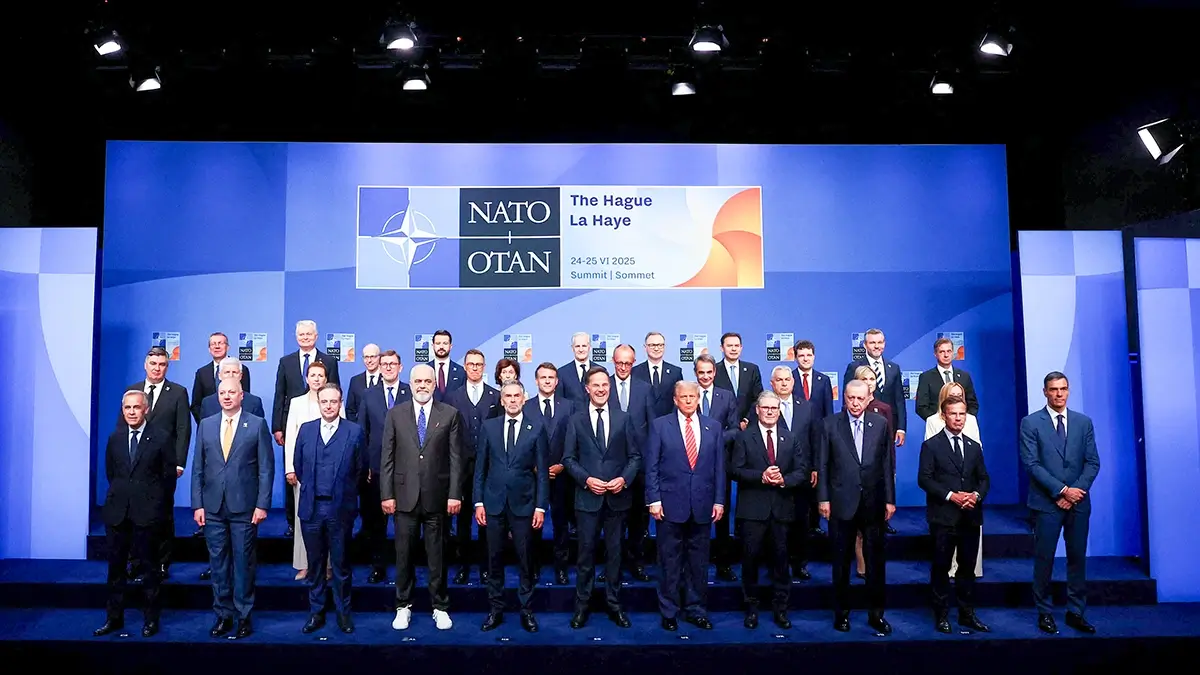 <p>El secretario general de la OTAN, Mark Rutte, y el primer ministro holandés, Dick Schoof, posan para una foto familiar con los líderes de la OTAN durante una cumbre de líderes de la OTAN en La Haya, Países Bajos, el 25 de junio de 2025 - REUTERS/ YVES HERMAN</p>