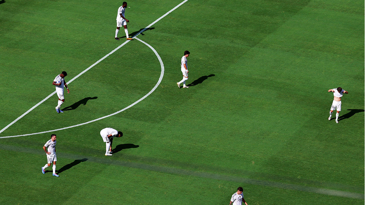 <p>os jugadores del Real Madrid abatidos después de que Gonçalo Ramos del Paris St Germain anotara su cuarto gol - REUTERS/ HANNAH McKAY </p>