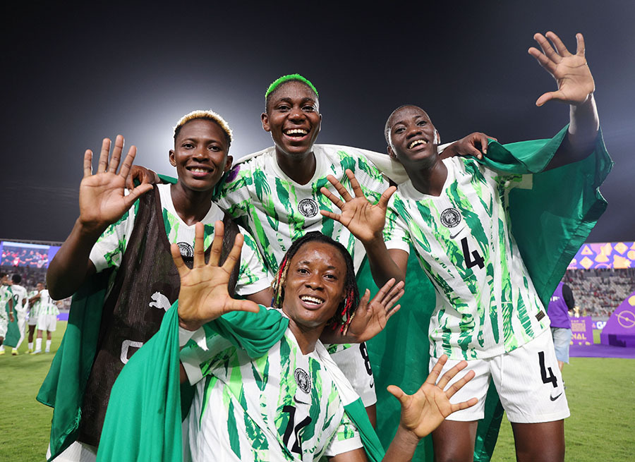 Jugadoras de la selección de Nigeria durante la celebración con las dos palmas de las manos abiertas en referencia a las 10 Copas Africanas de Naciones Femenina que poseen - PHOTO/WAFCON