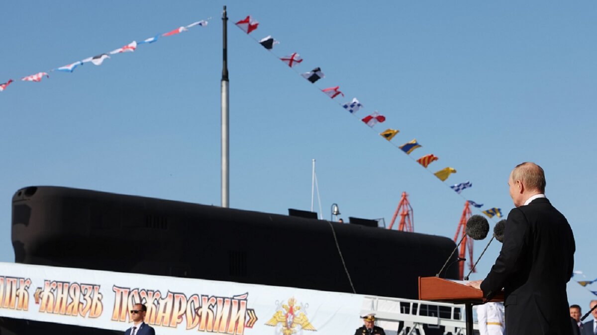 El presidente de Rusia ha presidido a finales de julio la ceremonia militar de puesta en servicio del submarino lanzamisiles Príncipe Pozharski en el astillero Sevmash de Severodvinsk, a 800 kilómetros de San Petersburgo - PHOTO/Kremlin