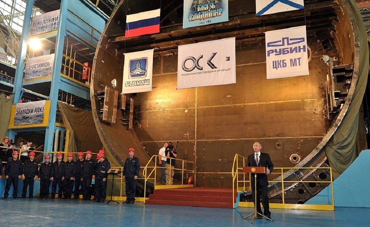 La industria naval de Rusia acumula muchas décadas de experiencia en la construcción de grandes submarinos de propulsión nuclear y ya está volcada en el diseño de nuevas generaciones para mitad de siglo - PHOTO/Kremlin