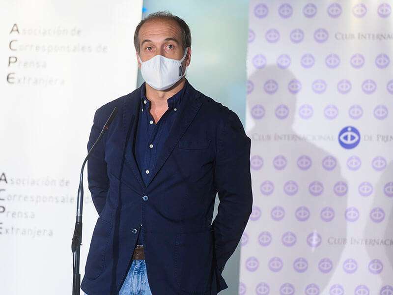 Le photojournaliste Alvaro Ybarra pendant la cérémonie de remise des prix