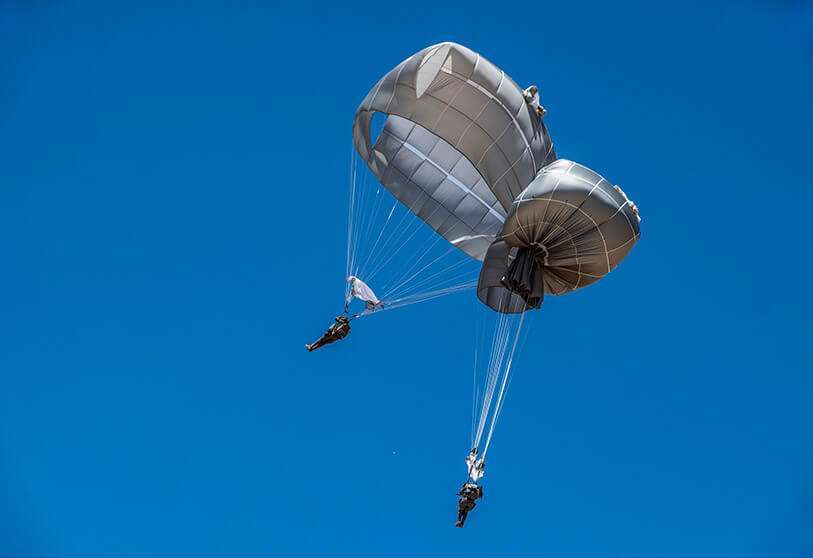 MARÍA SENOVILLA - Deux parachutistes pendant la descente, au cours de laquelle leurs parachutes T-11 se sont emmêlés, dans une scène inhabituelle pour ce type de saut.
