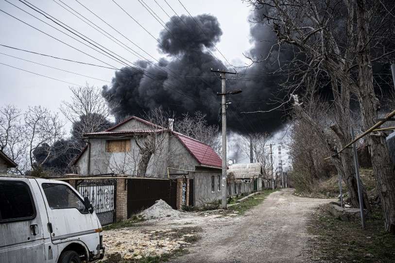PHOTO/MARÍA SENOVILLA – La parte residencial del barrio donde se encuentra la refinería de Odesa, el día del bombardeo por parte del Ejército ruso a esta infraestructura