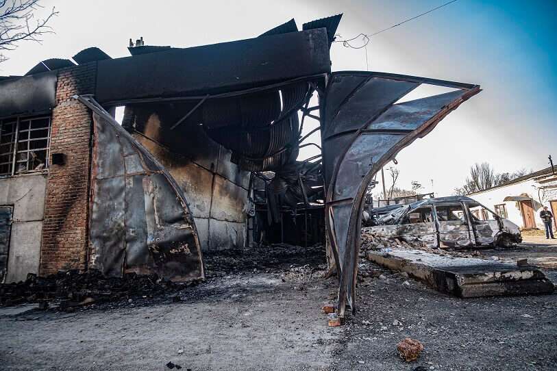 Edificios civiles de Mikolaiv, junto a la estación de autobuses de la ciudad, tras uno de los bombardeos que se producen prácticamente a diario en esta ciudad desde que comenzó la guerra de Ucrania
