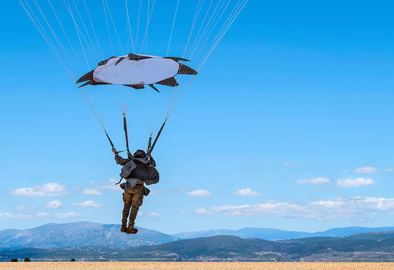 MARÍA SENOVILLA - Parachutiste en orbite, sur le point d'atterrir, lors de l'échange d'ailes entre l'Espagne et les États-Unis.