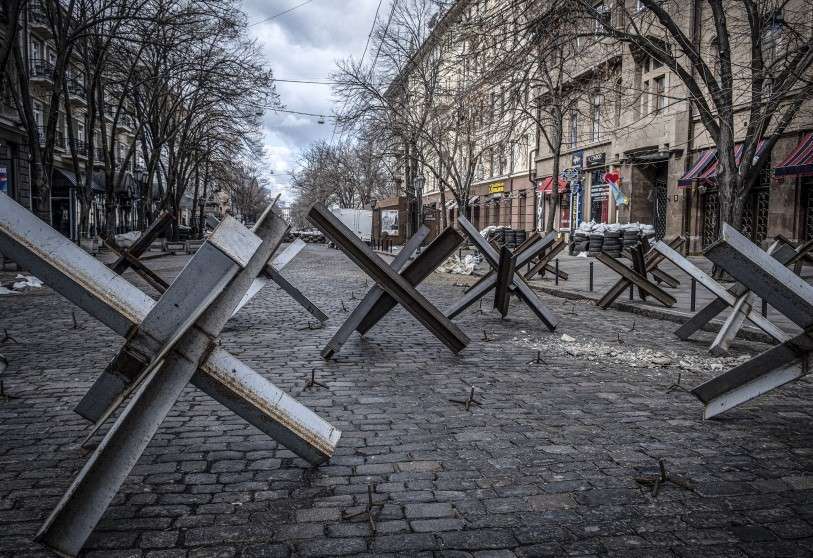 ATALAYAR/MARÍA SENOVILLA – Una de las calles que desemboca en el puerto de Odesa, fuertemente blindada durante los primeros días de la invasión de Rusia a Ucrania