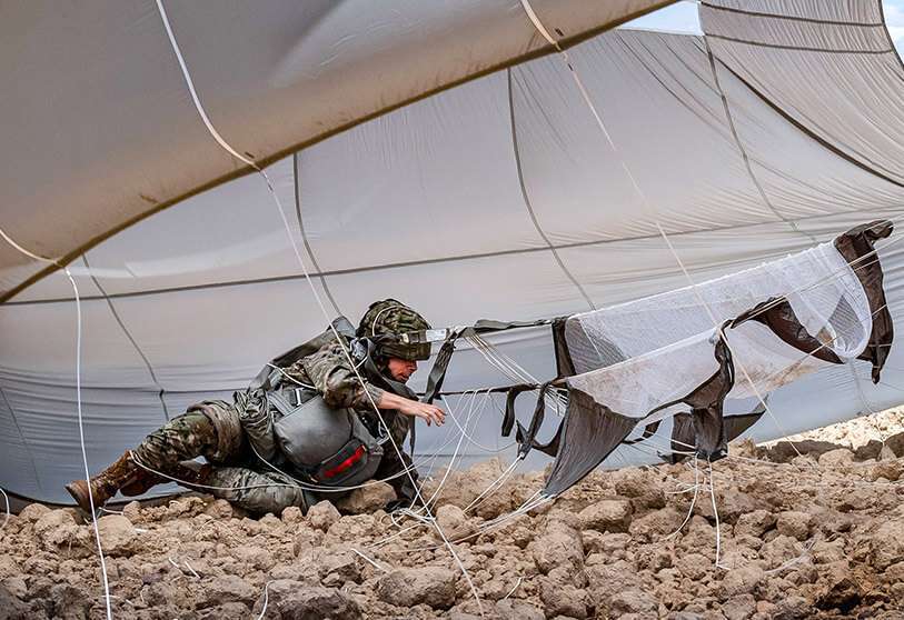 MARÍA SENOVILLA - Un soldat sous la cloche de son parachute à l'atterrissage.