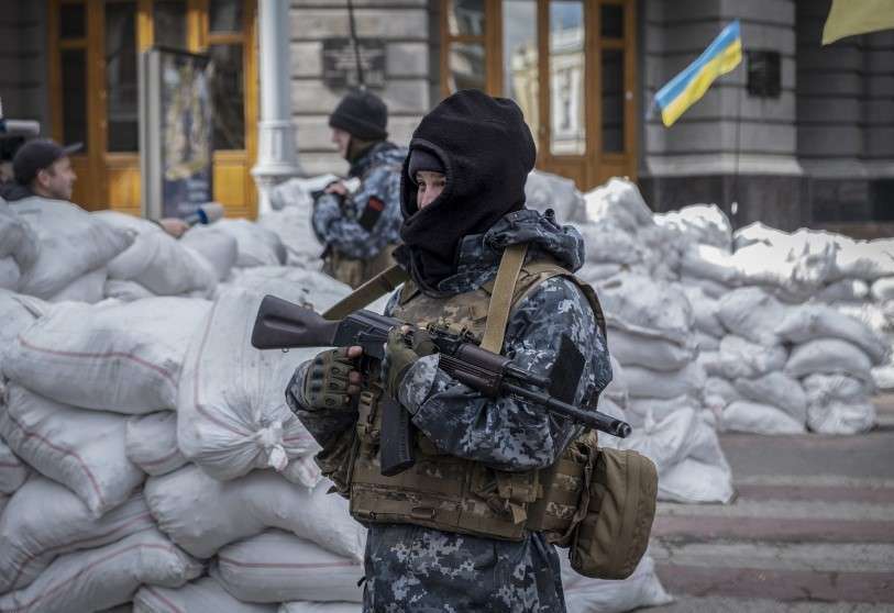 ATALAYAR/MARÍA SENOVILLA – Una soldado ucrania vigila su posición en los alrededores del puerto de Odesa