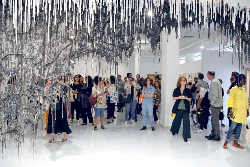 Un grupo de periodistas observa una de las obras de la primera edición de la Bienal de Rabat, durante su presentación a los medios de comunicación