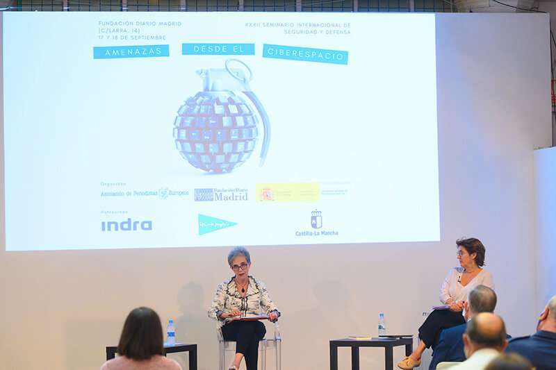 La directora del Centro de Nacional de Inteligencia (izq), Paz Esteban y l Subdirectora de El País, Montserrat Domínguez