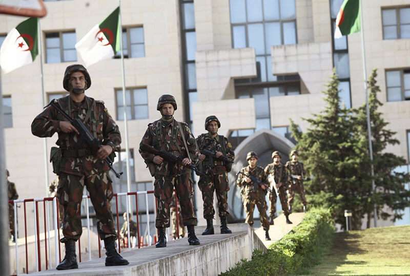 Guardia Republicana Argelina es vista frente al Palacio Presidencial en Argel el 16 de octubre de 2014