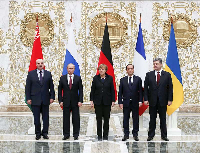 El presidente de Bielorrusia, Alexander Lukashenko, el presidente de Rusia, Vladimir Putin, el presidente de Ucrania, Petro Poroshenko, la canciller alemana, Angela Merkel, y el presidente de Francia, Francois Hollande, posan para una foto familiar durante las conversaciones de paz en Minsk, el 11 de febrero de 2015