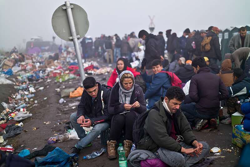 Refugiados afganos de Mazar-i Sharif, después de cruzar la frontera entre Serbia y Hungría cerca de Roszke, al sur de Hungría, el sábado 12 de septiembre de 2015.