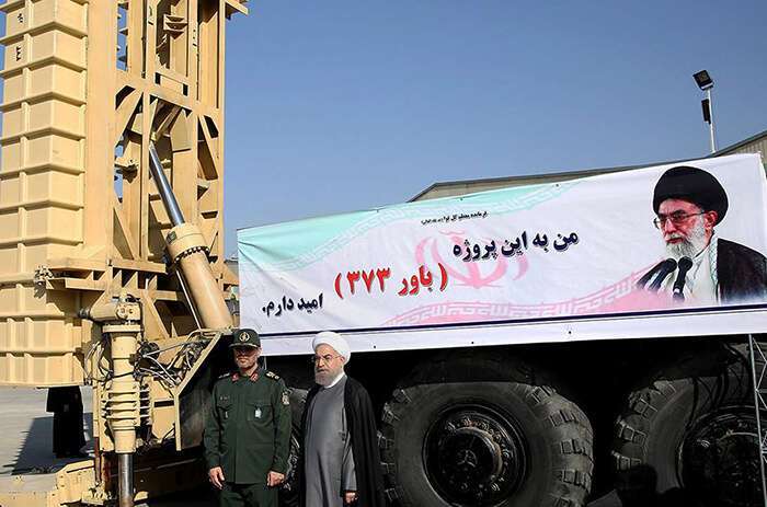 Una foto de la oficina del presidente iraní Hasan Rohaní el 21 de agosto de 2016 muestra a él (C) y al ministro de Defensa iraní, Hossein Dehghan (L), de pie junto al nuevo sistema de defensa antimisiles Bavar 373 en Teherán