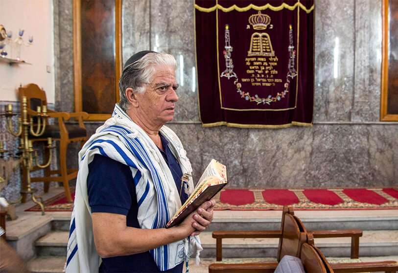 Un judío reza en un templo de la ciudad de Marrakech