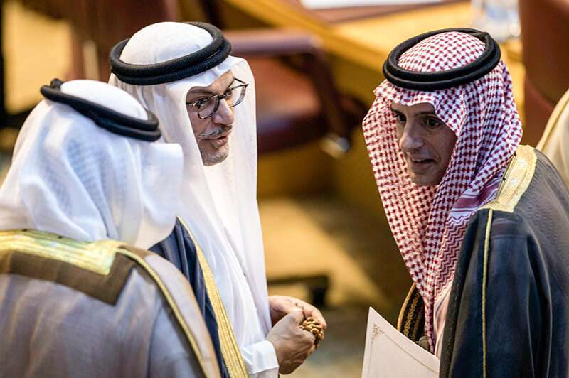 El ministro de Asuntos Exteriores de Arabia Saudí, Adel al-Jubeir (R), conversa con el ministro de Estado de Asuntos Exteriores de los Emiratos Árabes Unidos, Anwar Gargash (C), durante una reunión en la sede de la Liga Árabe en El Cairo