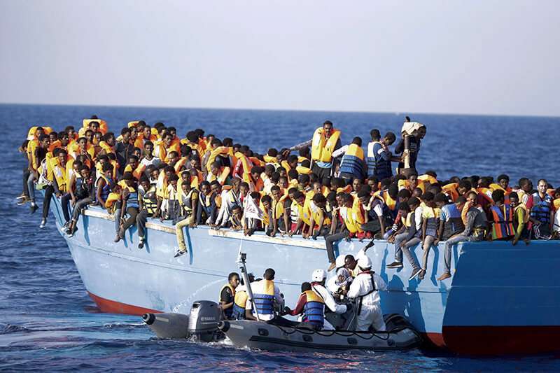 Operación de rescate en el mar Mediterráneo, a unas 13 millas al norte de Sabratha, Libia