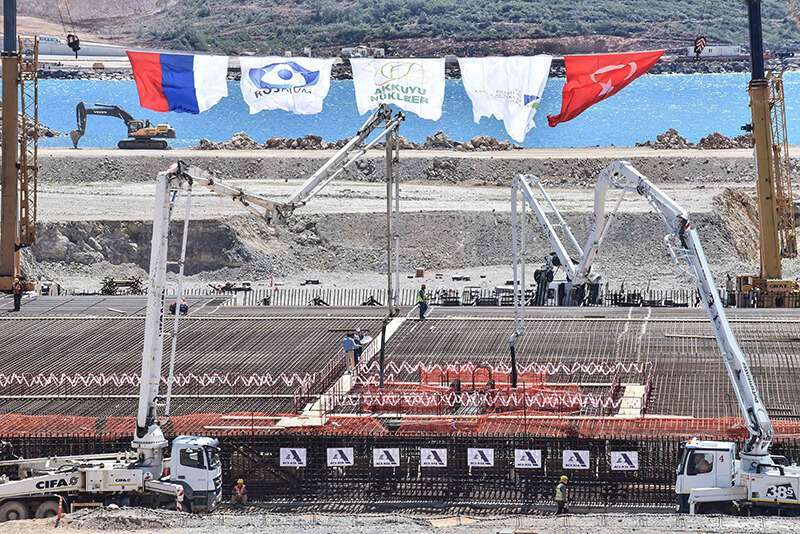 El presidente turco Recep Tayyip Erdogan y su homólogo ruso Vladimir Putin iniciaron la construcción de la central nuclear de Akkuyu, de 20.000 millones de dólares