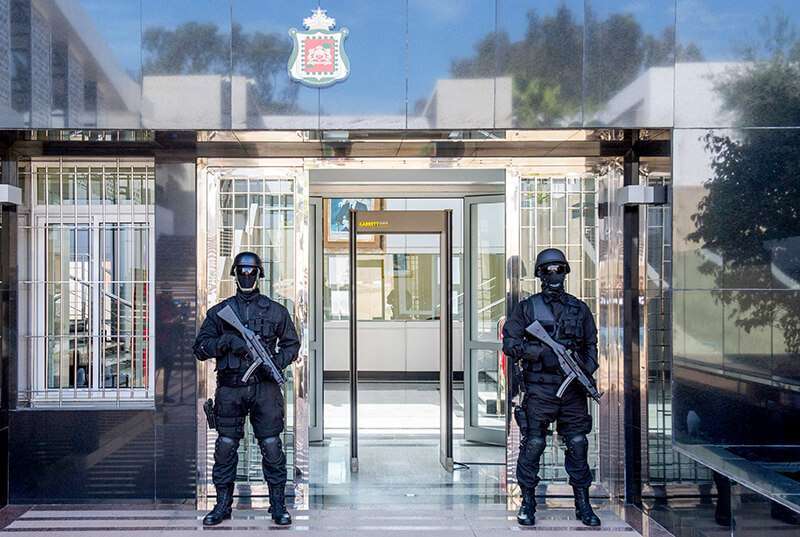 Miembros del Servicio de Seguridad Antiterrorista de Marruecos vigilan la sede de la Oficina Central de Investigación Judicial (BCIJ) en Sale, cerca de la capital Rabat