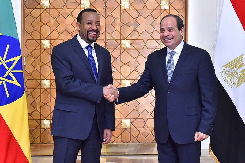El presidente egipcio Abdel Fattah al-Sisi (R) estrechando la mano del primer ministro etíope Abiy Ahmed durante su visita oficial de dos días a la capital, El Cairo, el 10 de junio de 2018