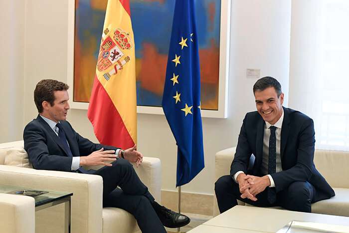 El presidente del Gobierno en funciones, Pedro Sánchez, y el líder de la oposición, Pablo Casado.