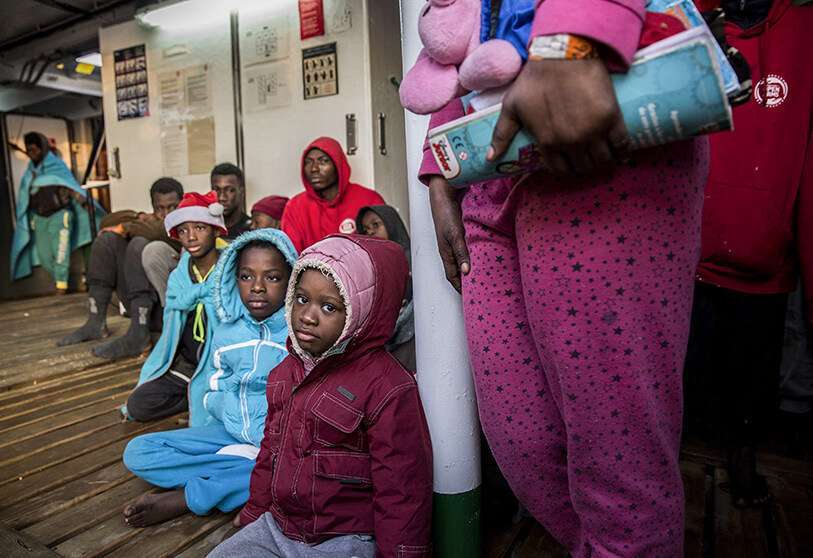 Niños migrantes en la cubierta del barco de rescate de la ONG española Proactiva Open Arms, después de ser rescatados el 21 de diciembre en el Mediterráneo Central, antes de desembarcar en el puerto de Crinavis en Algeciras, el viernes 28 de diciembre de 2018