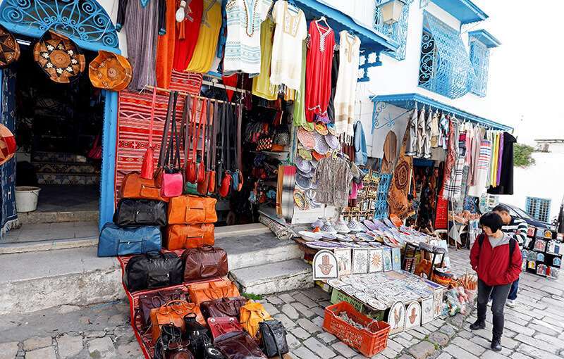 Un turista en un mercado de Sidi Bou Said, un atractivo destino turístico de Túnez, el 7 de enero de 2019