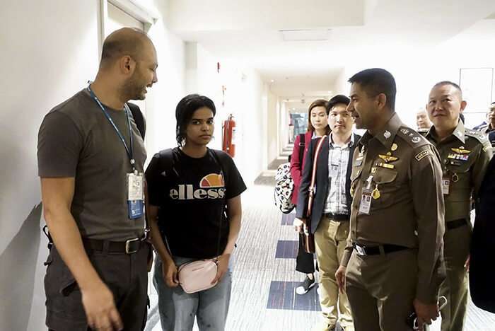 Rahaf Mohammed al-Qanun, a principios de año esta joven saudita, de 18 años, tomó un avión hacia Tailandia aprovechando unas vacaciones familiares en Kuwait.La oficina del Alto Comisionado de Naciones Unidas para los Refugiados (ACNUR) fue clave para evitar su deportación, pues le concedió el estatus de refugiada.
