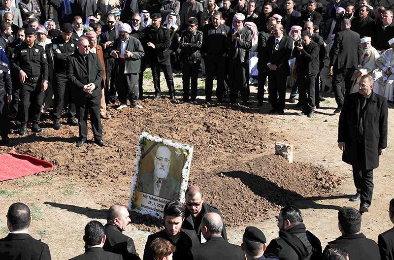 Yazidíes iraquíes asisten al funeral del emir Tahsin-Beg, líder hereditario de la comunidad yazidí en el mundo, en la ciudad de Sheikhan, a 50 km al noreste de Mosul, el 5 de febrero de 2019