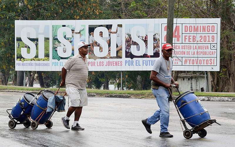 Cartel de la campaña gubernamental que alienta a votar por la Constitución en La Habana, el 13 de febrero de 2019
