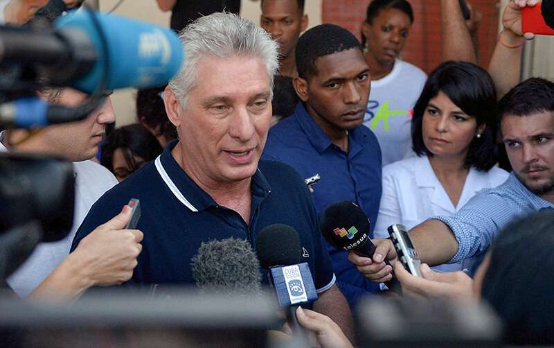 El presidente cubano Miguel Díaz Canel habla con la prensa después de votar en el referéndum para la nueva Constitución cubana en La Habana, el 24 de febrero de 2019