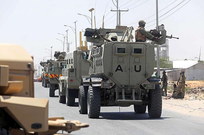 Personal de mantenimiento de la paz de la Misión de la Unión Africana en Somalia (AMISOM) en un vehículo blindado en Mogadiscio