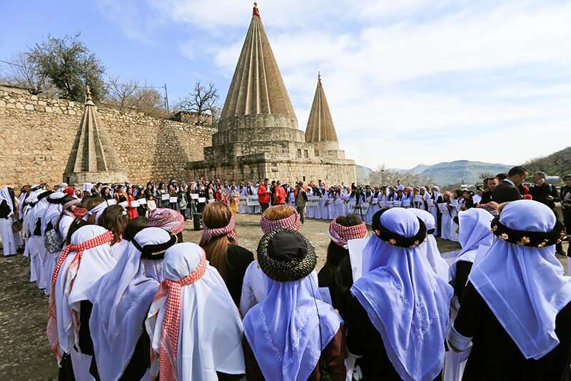 Las mujeres yazidíes asisten a una ceremonia en el Templo de Lilash para conmemorar la muerte de mujeres que fueron asesinadas por militantes del Daesh