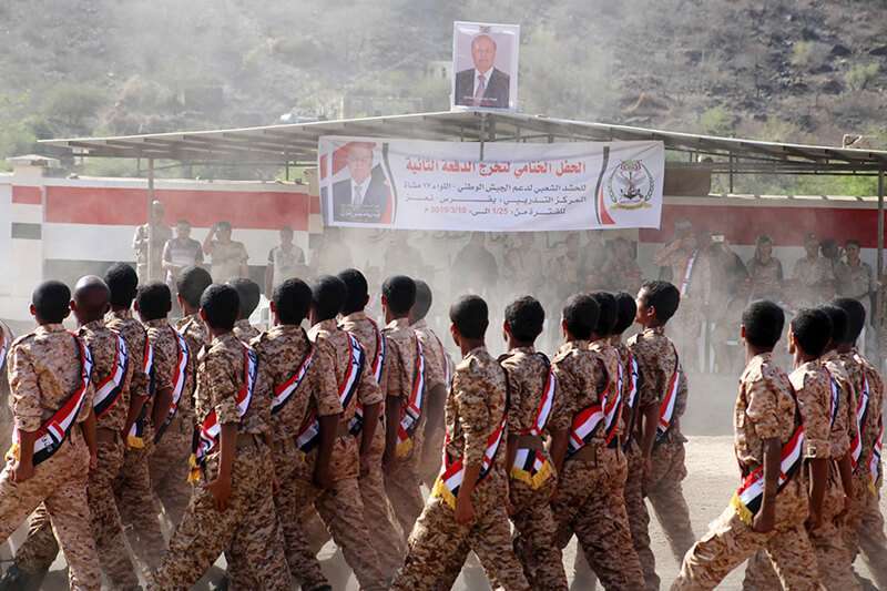 Combatientes yemeníes de los Comités de Resistencia Popular, que apoyan a las fuerzas leales al Gobierno yemení, marchan junto a los retratos del presidente Abd Rabbuh Mansur al-Hadi