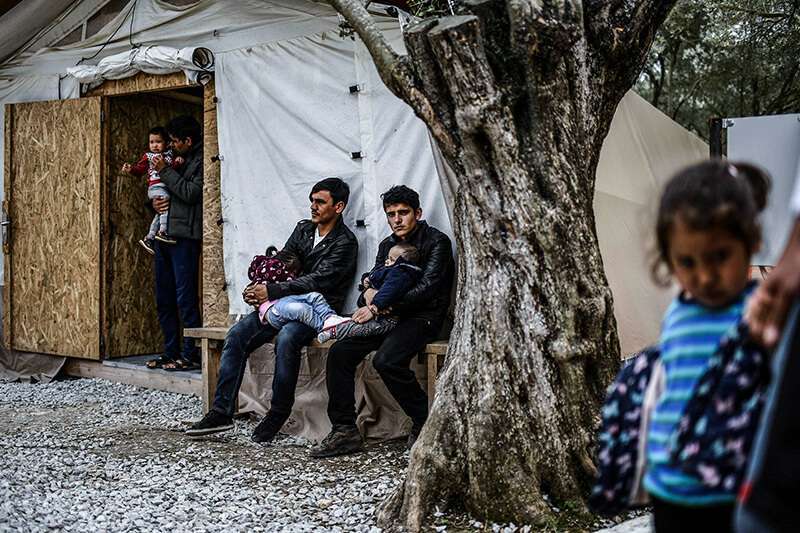 Migrantes esperan para recibir tratamiento en la clínica de Médicos Sin Fronteras (MSF) en las afueras del campo de refugiados de Moria, en la isla griega de Lesbos, el 19 de marzo de 2019