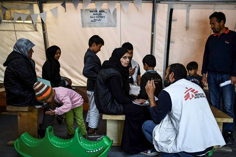 Alrededor de 7.000 refugiados y migrantes en Lesbos superan en número a la población local en 2,5 a 1. La mayoría quiere trasladarse a países más ricos de la UE, como Alemania y Francia