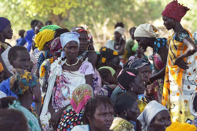 Un grupo de retornados sudaneses del sur se reúnen en la oficina de los Comisionados del Condado en la ciudad de Udier, en el sur de Sudán, el 9 de marzo de 2019