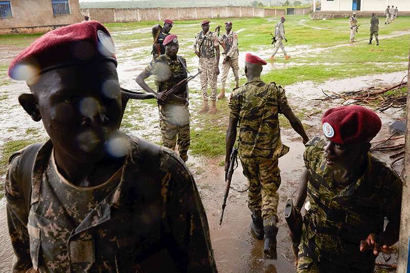 El personal de las Fuerzas de Defensa del Pueblo del Sudán Meridional (SSPDF), anteriormente denominado Ejército de Liberación del Pueblo Sudanés (SPLA), asignado como guardia presidencial de Sudán Meridional, en su cuartel de Rejaf