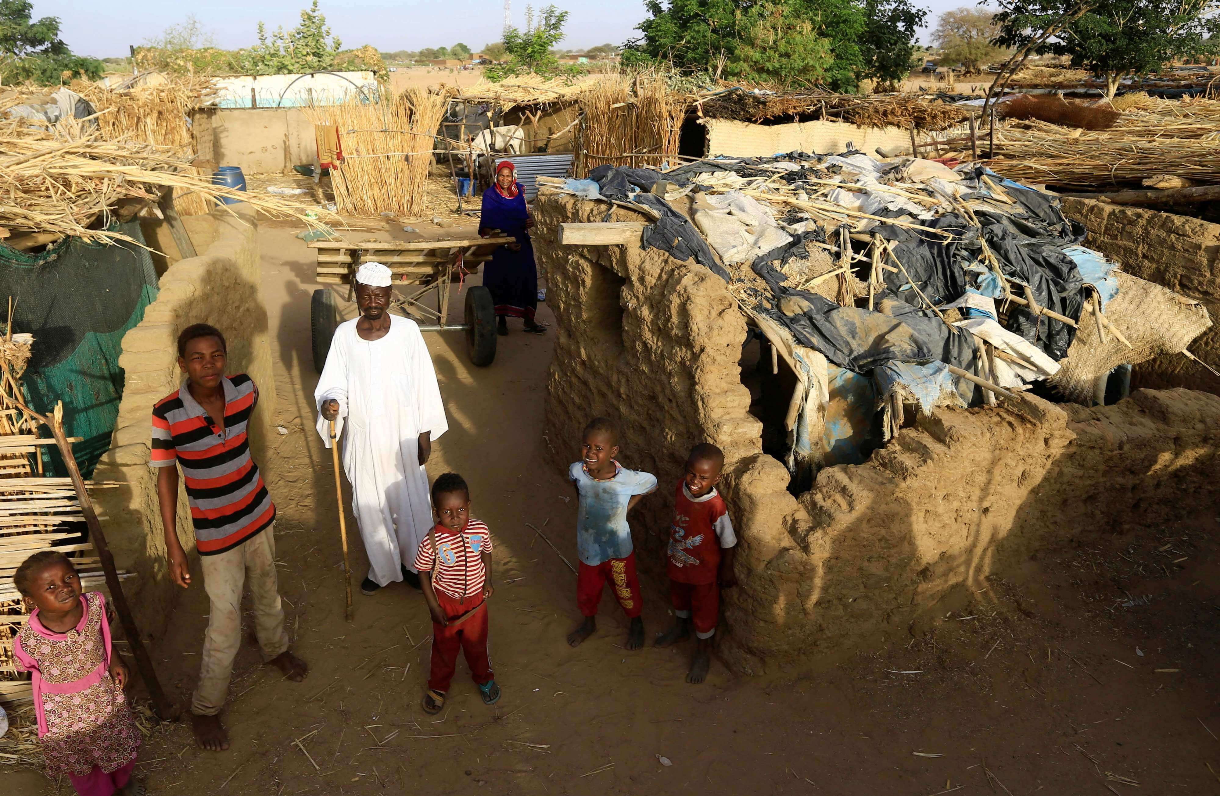 Una familia sudanesa desplazada internamente en el campamento de Kalma para desplazados internos (IDPs) en Darfur, Sudán, el 26 de abril de 2019
