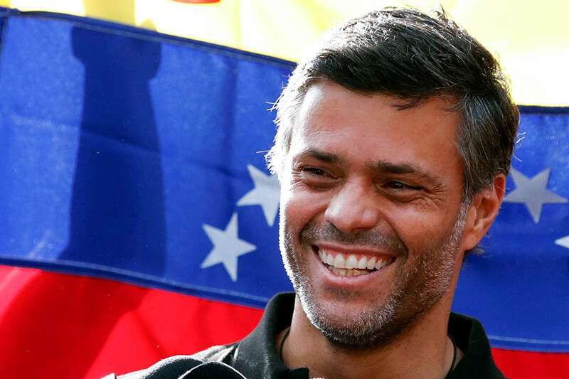 Leopoldo López, habla con los medios de comunicación en la residencia del embajador español en Caracas, el 2 de mayo de 2019