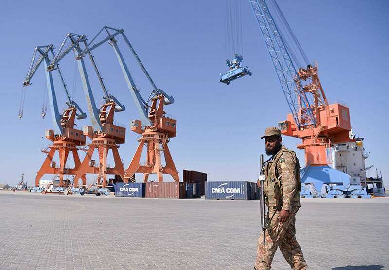 Un miembro del ejército pakistaní observa durante la apertura de un proyecto comercial en el puerto de Gwadar, a unos 700 km al oeste de Karachi