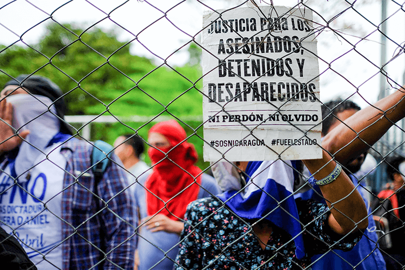 Un cartel que dice: "Justicia para los asesinados, detenidos y desaparecidos". Ni perdonar ni olvidar' se ve durante una protesta en apoyo al ciudadano estadounidense Eddy Montes, quien fue detenido durante protestas antigubernamentales y asesinado en una prisión, en la Catedral Metropolitana de Managua, Nicaragua, el 26 de mayo de 2019.