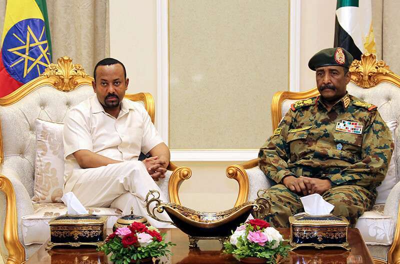 El primer ministro de Etiopía, Abiy Ahmed, se reúne con el jefe del Consejo Militar de Transición de Sudán, el teniente general Abdel Fattah Al-Burhan, en Jartum, Sudán, el 7 de junio de 2019