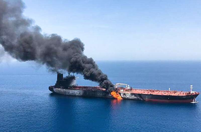 Una foto obtenida por AFP de la Agencia de Noticias Iraní ISNA el 13 de junio de 2019 supuestamente muestra fuego y humo que se eleva desde el petrolero noruego Front Altair