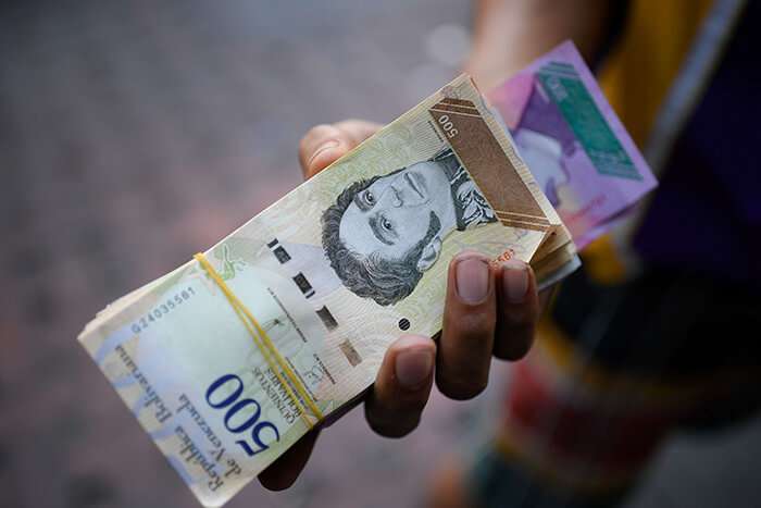 Venezuela vuelve a emitir nuevos billetes reconociendo la espiral inflacionaria.
