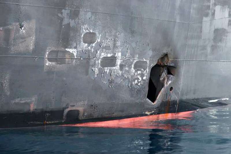 Una imagen publicada por el Pentágono en Washington el 17 de junio muestra lo que la Marina dice que es la penetración del casco y los daños por explosión a estribor del buque tanque de motor de propiedad japonesa Kokuka Courageous