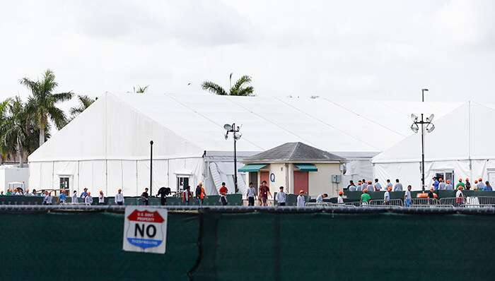 Los niños migrantes que han sido separados de sus familias pueden ser vistos en tiendas de campaña en un centro de detención en Homestead, Florida, el 27 de junio de 2019