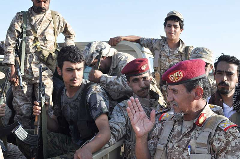 El general yemení Abd al-Rab Qassim al-Shadadi habla con sus tropas en una base militar de Emiratos Árabes Unidos cerca de Saffer, Yemen